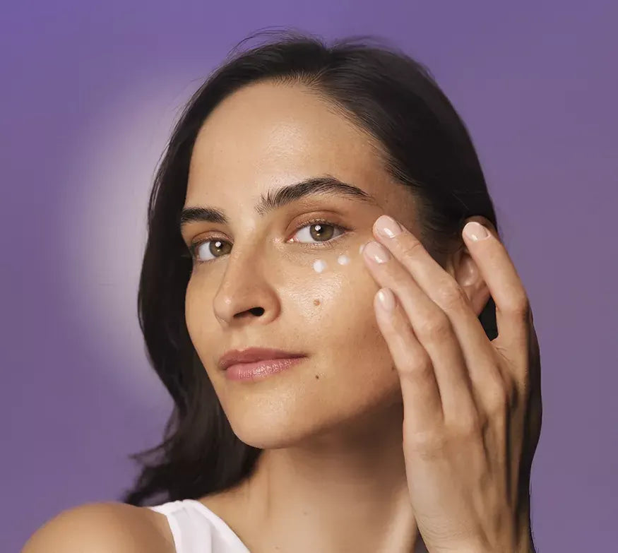 Aplicação do Creme de Olhos Nutritivo HL/Skin no contorno dos olhos