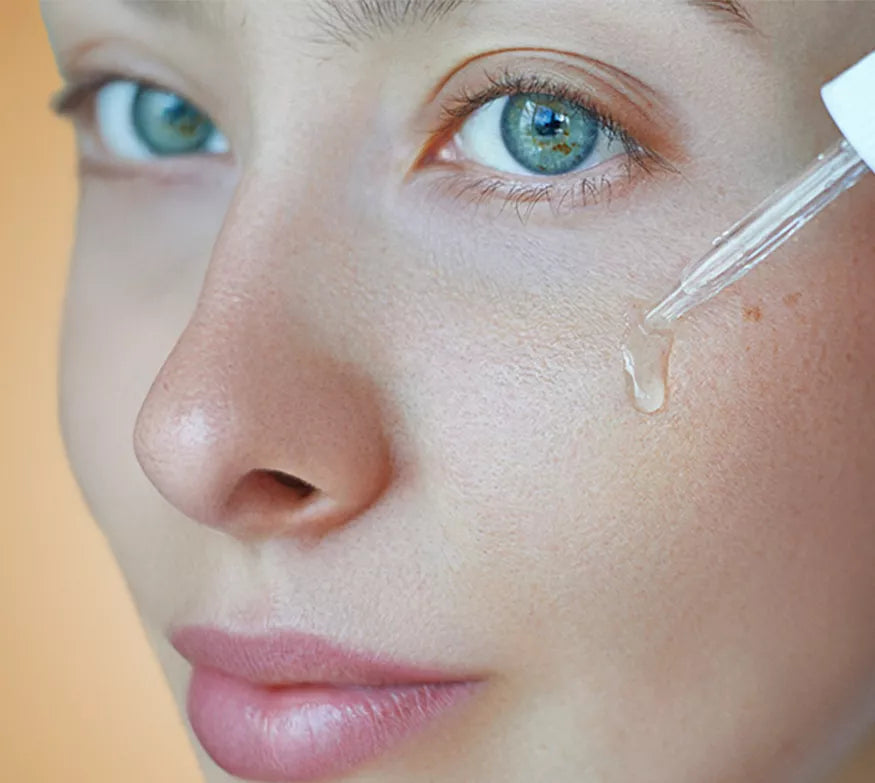Mulher a aplicar o Sérum com 10% de Niacinamida HL/Skin no rosto